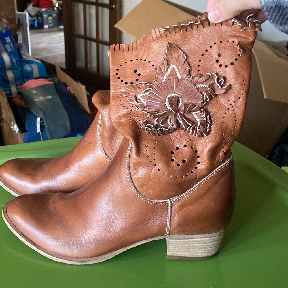 New Anthropologie Vero Cuoio Flower Boots
